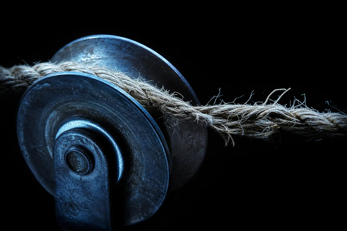 Corde tendue à l'extrême sur une poulie métallique