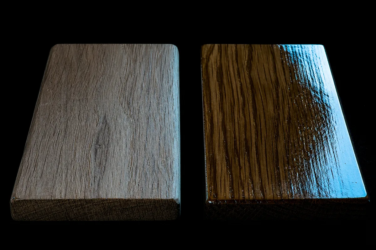 Deux échantillons de bois côte à côte, l'un brut l'autre vernis