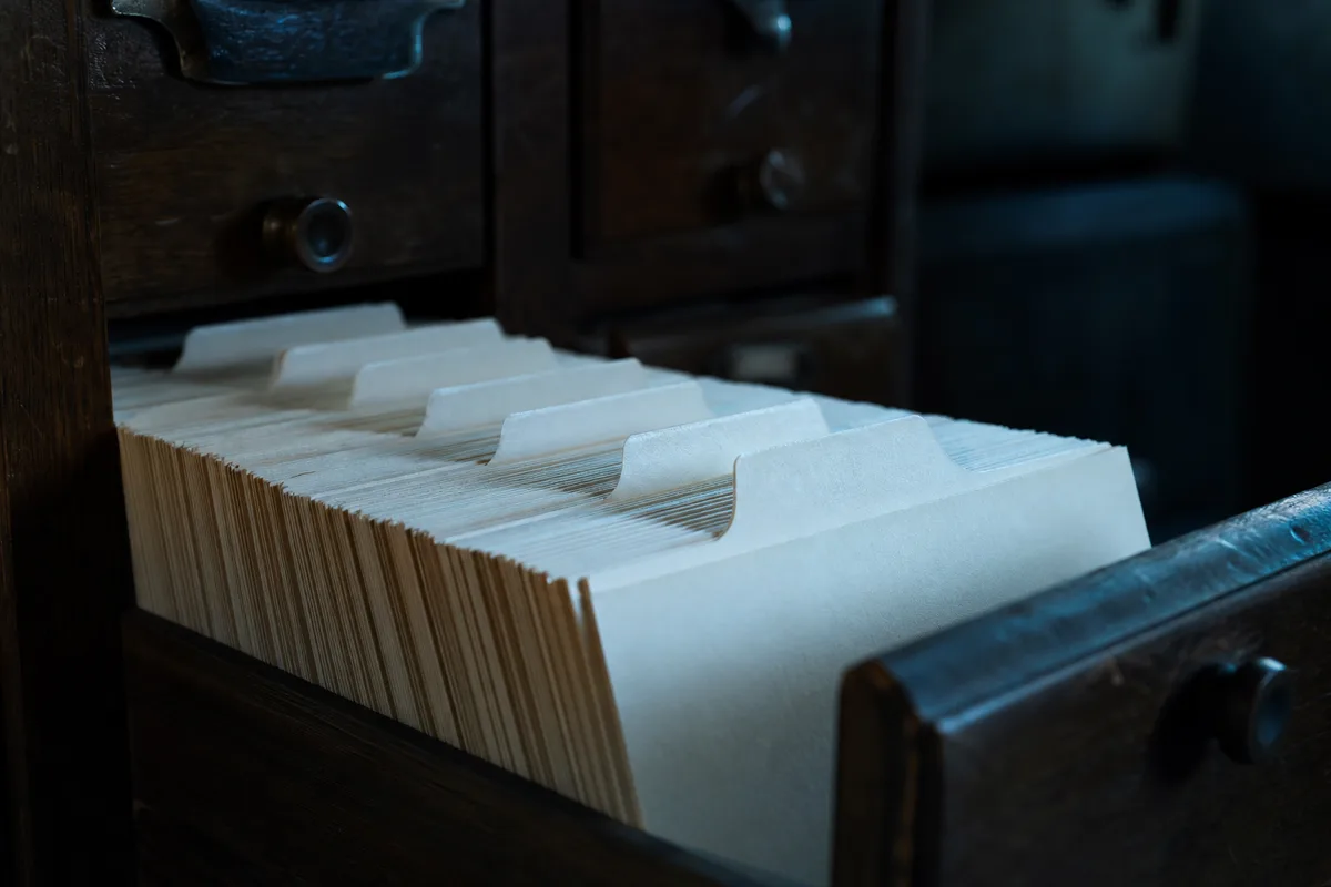 Fiches de classement dans un tiroir de bibliothèque ouvert