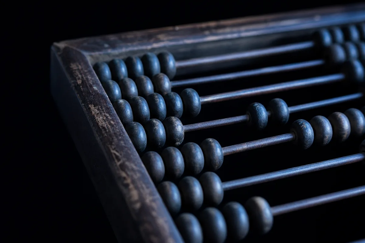 Boulier ancien en bois avec quelques boules déplacées