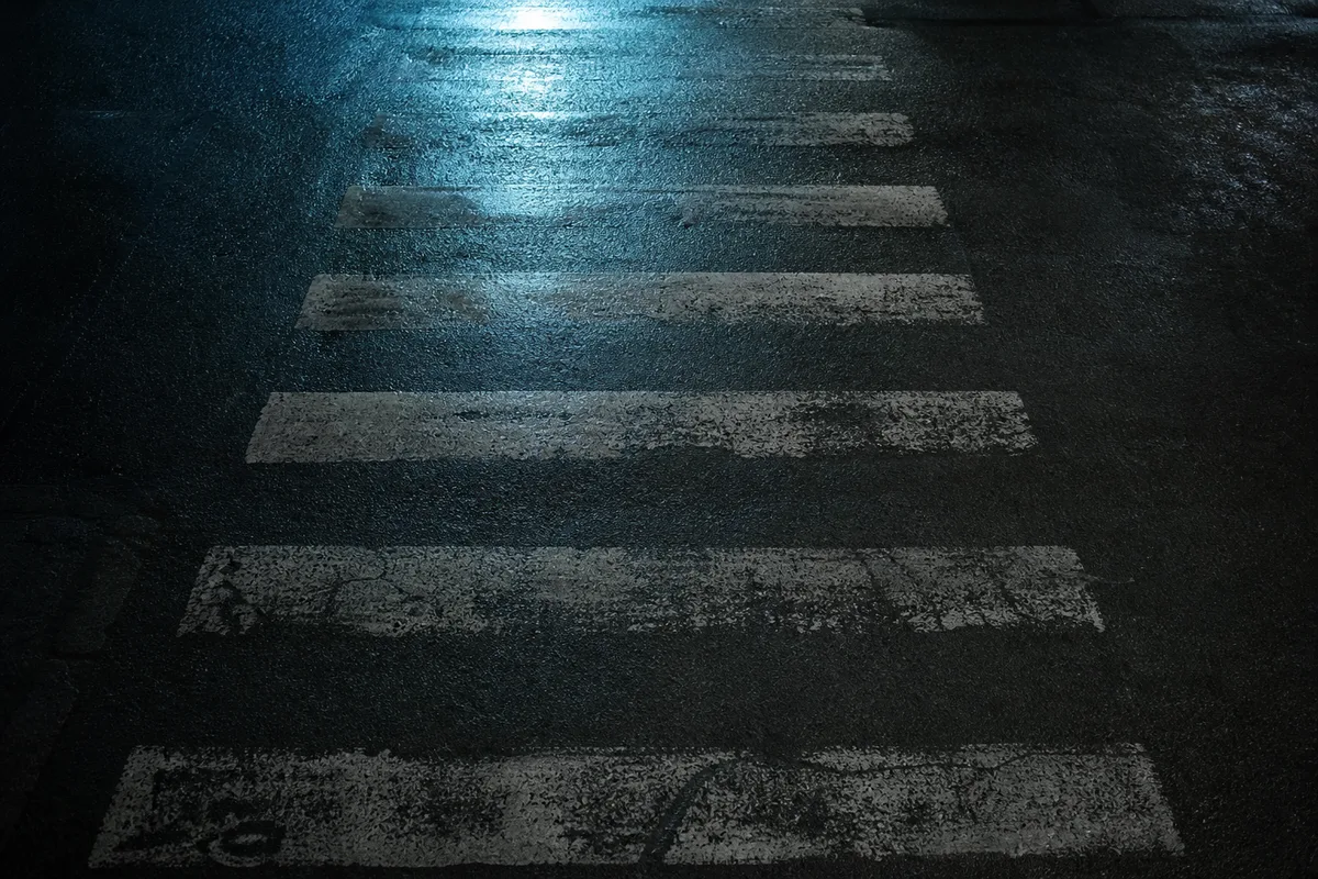 Passage piéton usé par le passage répété, de nuit